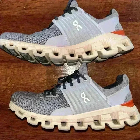 On Cloud Women Sneaker size 8 - Picture 3 of 4